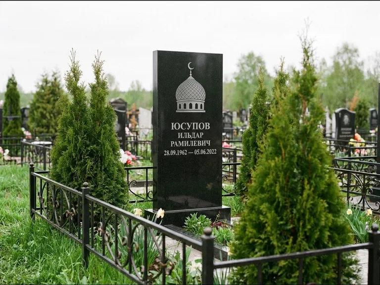 Мусульманский памятник с гравировкой мечети — купол с полумесяцем в верхней части, работа «Юсупов» в Южно-Сахалинске