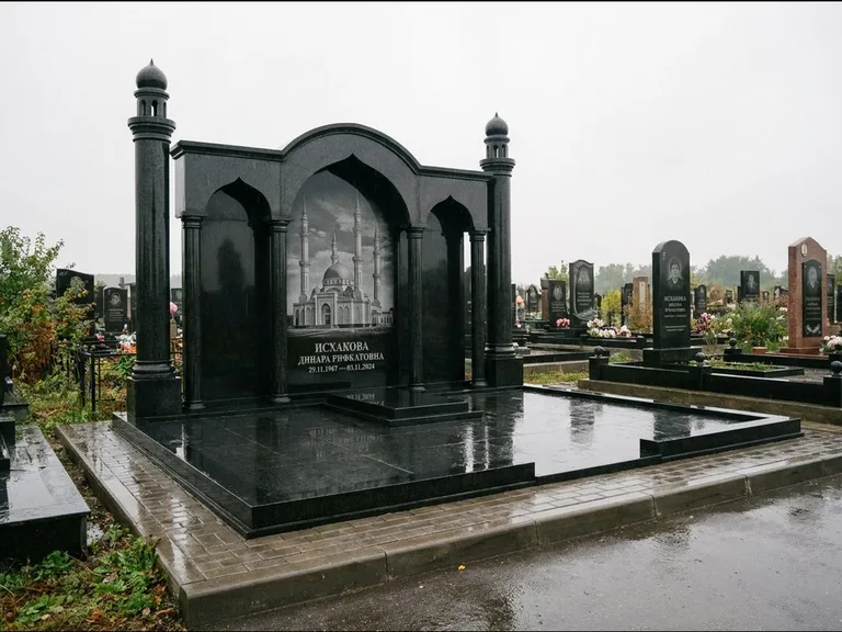 Мусульманский памятник с гравировкой мечети: семейный мемориал с колоннами-минаретами и аркой — золочёная гравировка мечети, большая мощёная площадка, работа «Абдуллаева» в Южно-Сахалинске