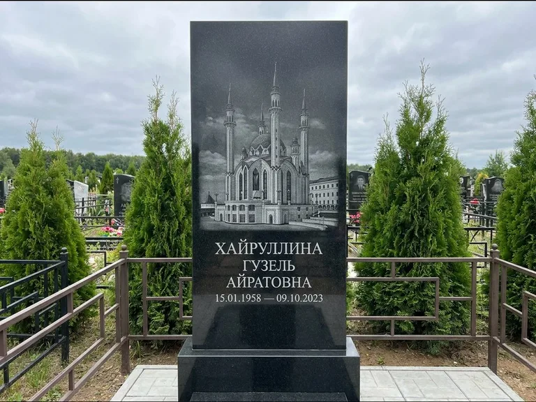 Мусульманский памятник с гравировкой мечети — панорама мечети во всю ширину стелы, работа «Хайруллина» в Южно-Сахалинске