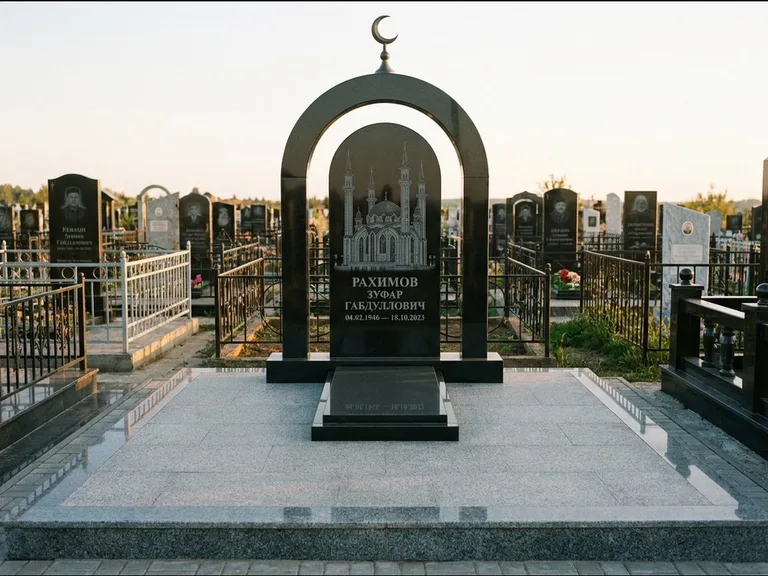 Мусульманский памятник с гравировкой мечети: монументальная стела-арка с полумесяцем на вершине — детализированная гравировка мечети Кул-Шариф, мощёная гранитная площадка с бордюром, работа «Юсупов» в Южно-Сахалинске