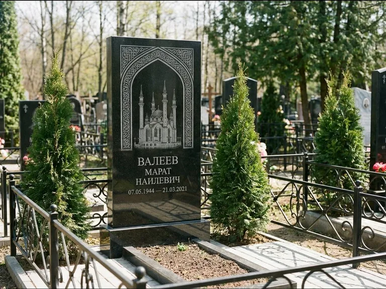 Мусульманский памятник с гравировкой мечети — мечеть в восточной арке с орнаментом, работа «Валеев» в Южно-Сахалинске