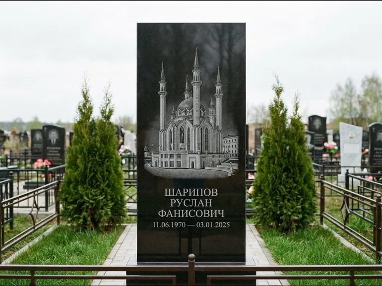 Мусульманский памятник с гравировкой мечети — мечеть Кул-Шариф на обороте стелы, работа «Шарипов» в Южно-Сахалинске