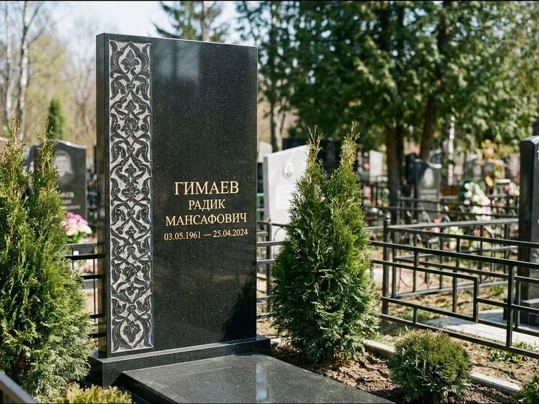 Мусульманский памятник — колонна ислими по краю стелы, работа «Гимаев» в Южно-Сахалинске