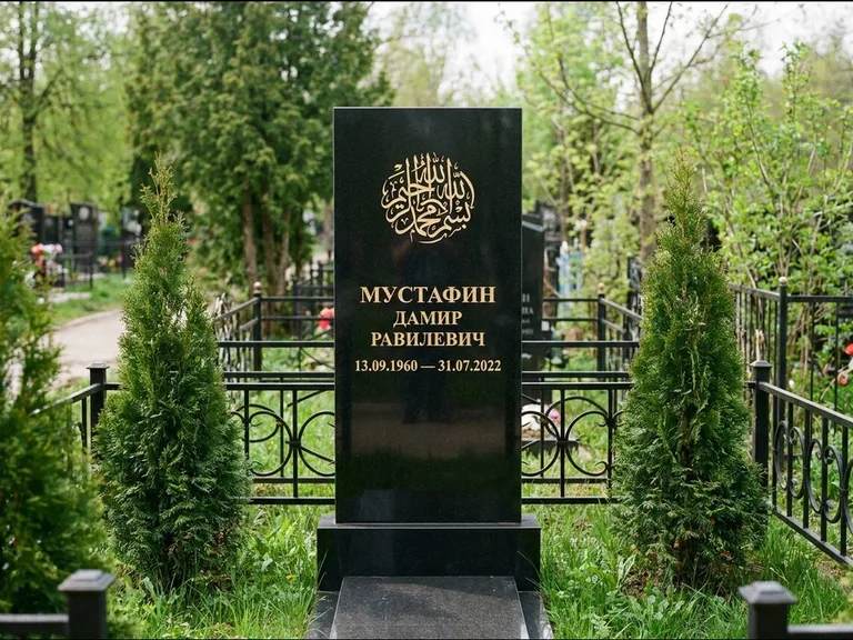 Мусульманский памятник — шахада в верхней части стелы, работа «Мустафин» в Южно-Сахалинске