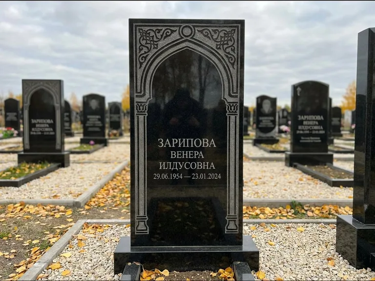 Мусульманский памятник: фигурная стела с михраб-нишей — гравировка мечети в михраб-арке с орнаментом, светлая гравийная отсыпка, работа «Зарипова» в Южно-Сахалинске
