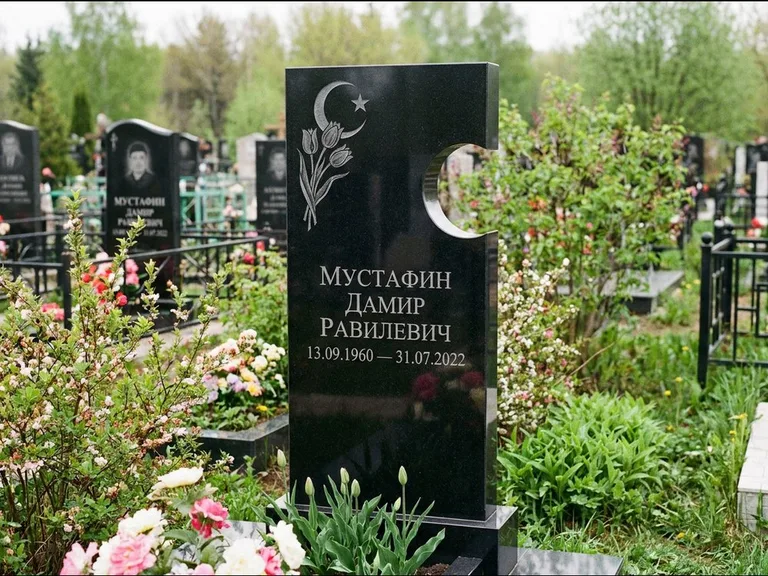 Мусульманский памятник: стела с боковым вырезом в форме полумесяца — гравировка минарета с полумесяцем, низкие кусты в цвету, работа «Мустафин» в Южно-Сахалинске