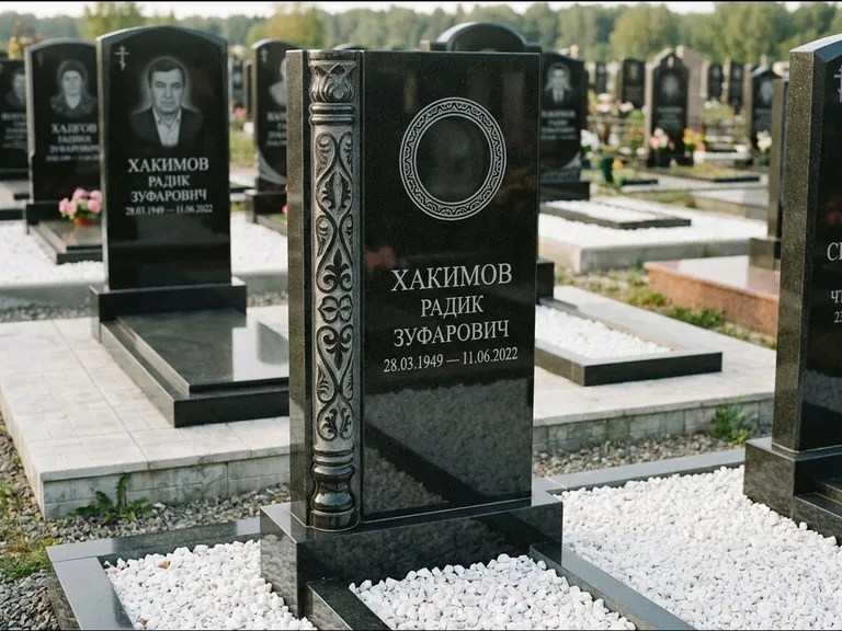 Мусульманский памятник: стела с боковой резной орнаментальной колонной — детализированная гравировка мечети Кул-Шариф, белая мраморная крошка, работа «Хабибуллин» в Южно-Сахалинске