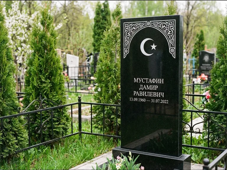 Мусульманский памятник — полумесяц со звездой и орнамент-бордюр, работа «Мустафин» в Южно-Сахалинске