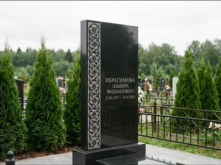 Мусульманский памятник — колонна ислими по краю стелы, работа «Ибрагимова» в Южно-Сахалинске