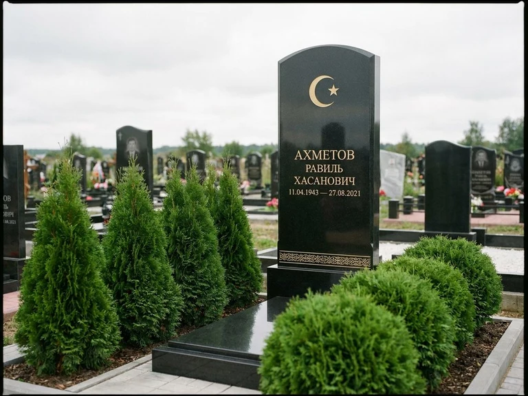Гравировка полумесяца на памятник в Южно-Сахалинске — памятник из чёрного гранита с гравировкой