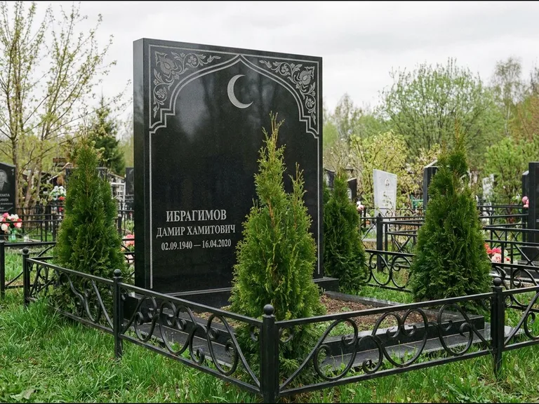 Памятник с гравировкой полумесяца — гравировка полумесяца в восточной арке с орнаментом, работа «Ибрагимов» в Южно-Сахалинске