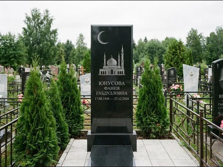 Памятник с гравировкой полумесяца — гравировка полумесяца над силуэтом мечети, работа «Юнусова» в Южно-Сахалинске