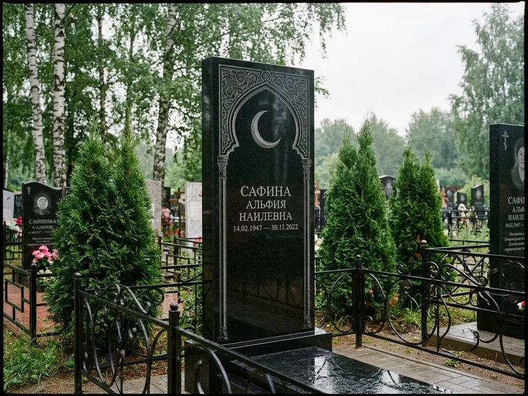 Памятник с гравировкой полумесяца — гравировка полумесяца в восточной арке с орнаментом, работа «Сафина» в Южно-Сахалинске