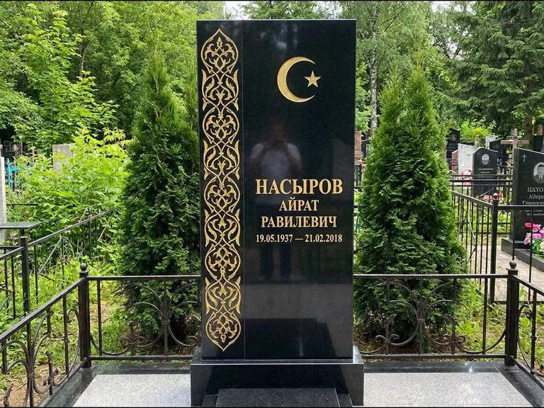 Памятник с гравировкой полумесяца — золочёный полумесяц и колонна растительного орнамента-ислими, работа «Насыров» в Южно-Сахалинске