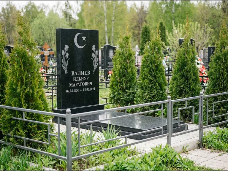 Памятник с гравировкой полумесяца — гравировка полумесяца со звездой и тюльпанами по бокам, работа «Валиев» в Южно-Сахалинске