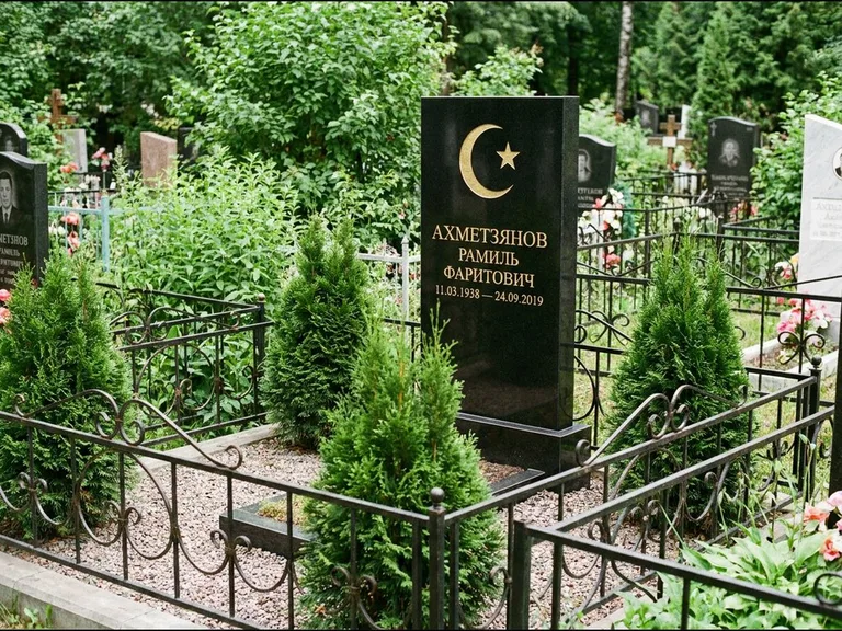 Памятник с гравировкой полумесяца — золочёная гравировка полумесяца со звездой в верхней части с, работа «Ахметзянов» в Южно-Сахалинске