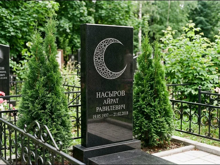 Памятник с гравировкой полумесяца — гравировка полумесяца в геометрическом орнаменте-гирихе, работа «Насыров» в Южно-Сахалинске