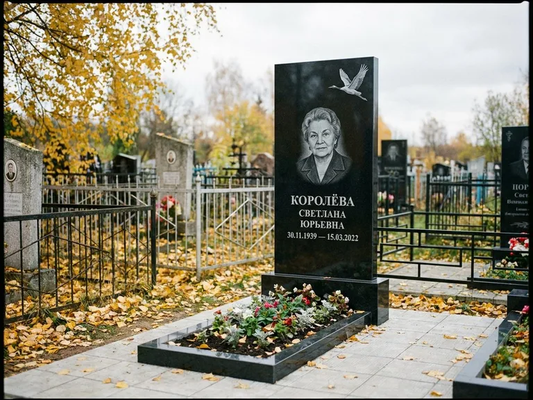 Памятник с гравировкой журавлей — белая гравировка клина журавлей, уходящего в верхний угол ст, работа «Королёва» в Южно-Сахалинске