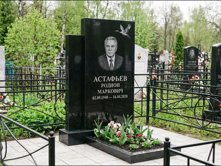 Памятник с гравировкой журавлей — гравировка одиночного летящего журавля над портретом, работа «Астафьев» в Южно-Сахалинске