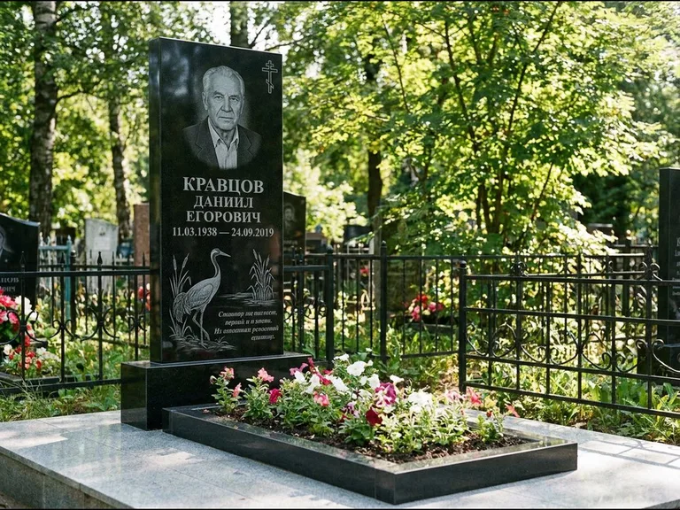 Памятник с гравировкой журавлей — гравировка журавля у камышей рядом с эпитафией, работа «Кравцов» в Южно-Сахалинске