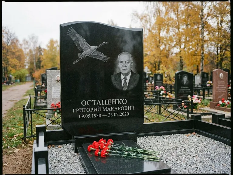 Памятник с гравировкой журавлей — гравировка журавлей, работа «Остапенко» в Южно-Сахалинске