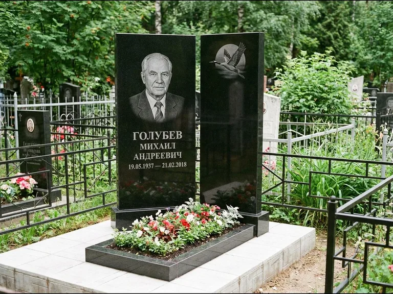 Памятник с гравировкой журавлей — гравировка клина журавлей на фоне солнечного диска, работа «Голубев» в Южно-Сахалинске