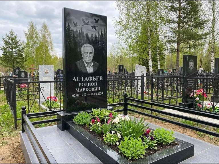 Памятник с гравировкой журавлей — гравировка силуэтов журавлей над еловым лесом, работа «Астафьев» в Южно-Сахалинске