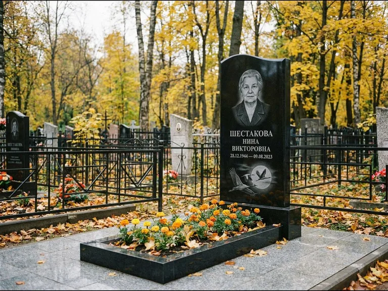 Памятник с гравировкой журавлей — гравировка клина журавлей на фоне солнечного диска, работа «Шестакова» в Южно-Сахалинске
