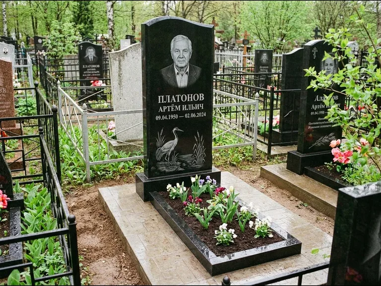 Памятник с гравировкой журавлей — гравировка журавля у камышей рядом с эпитафией, работа «Платонов» в Южно-Сахалинске