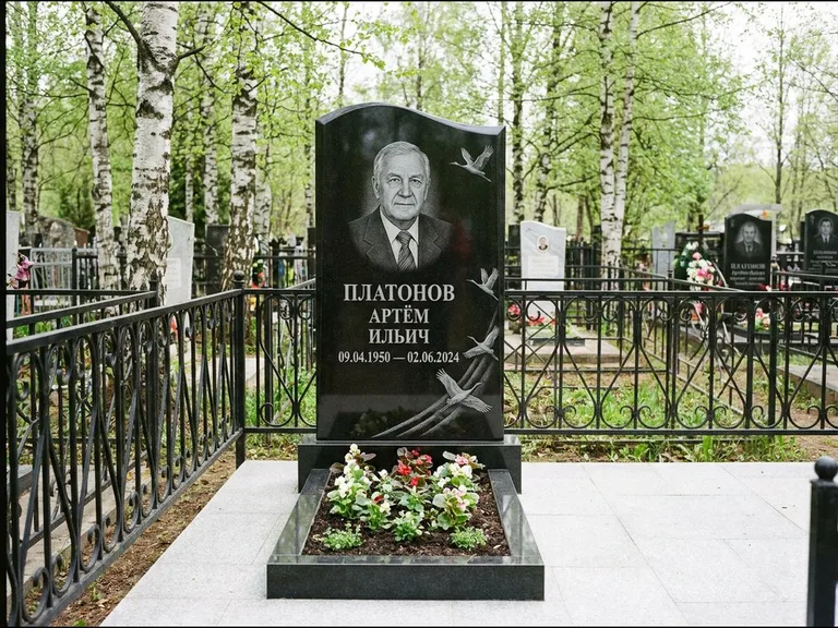 Памятник с гравировкой журавлей — гравировка трёх журавлей по диагонали через свободное поле с, работа «Платонов» в Южно-Сахалинске
