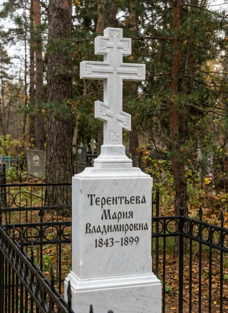 Отреставрированное старинное надгробие на Старом городском кладбище в Белгороде