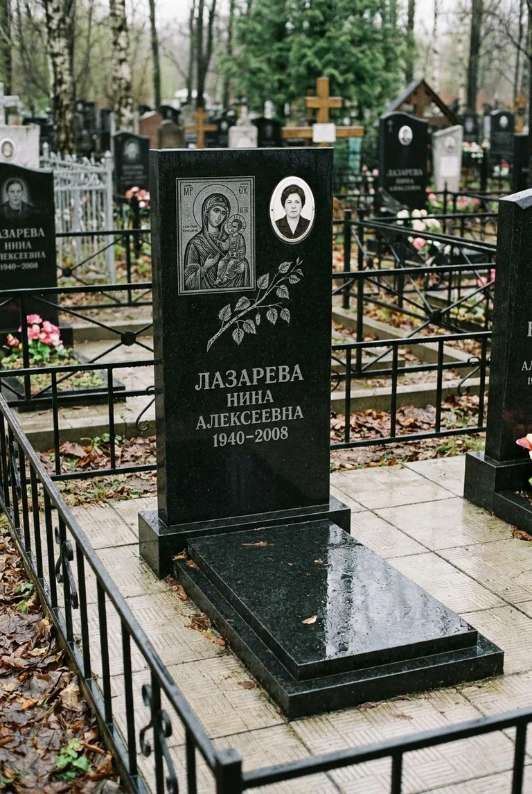Памятник с гравировкой на Широкореченском кладбище
