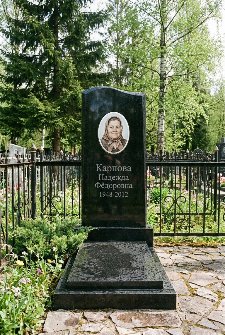 Гранитный памятник с портретом на Сибирском кладбище