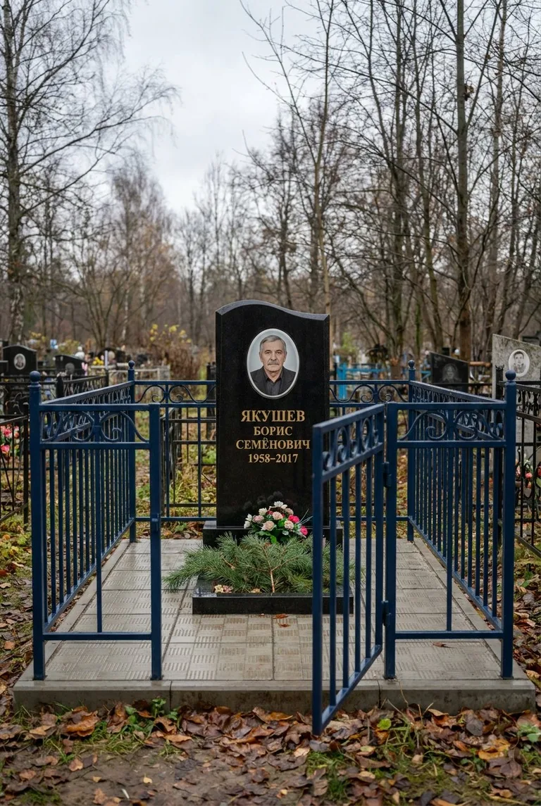 Памятник с оградой на Сибирском кладбище