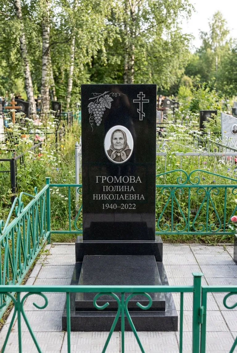 Памятник с гравировкой на Восточном кладбище