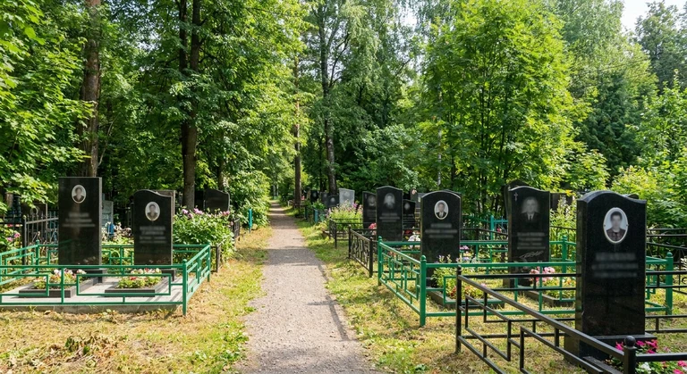 Памятники на Ивановском кладбище в Екатеринбурге