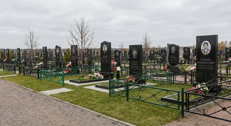 Аллея на Большеохтинском кладбище в Петербурге