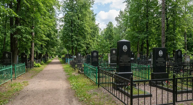 Памятники на Восточном кладбище в Екатеринбурге