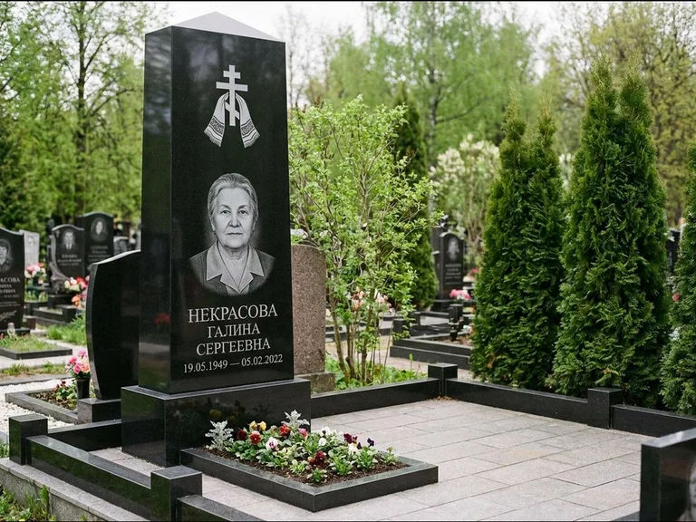 Памятник из чёрного гранита — стела-пилон с ажурным резным крестом, работа «Ерофеева» в Южно-Сахалинске