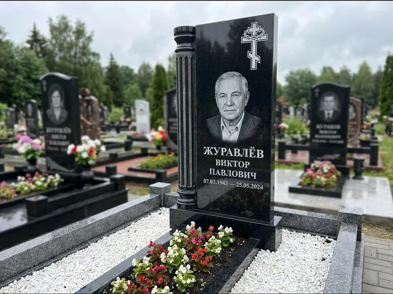 Памятник из чёрного гранита — семейный мемориал из двух стел с крестом с рушником, работа «Гущин» в Южно-Сахалинске