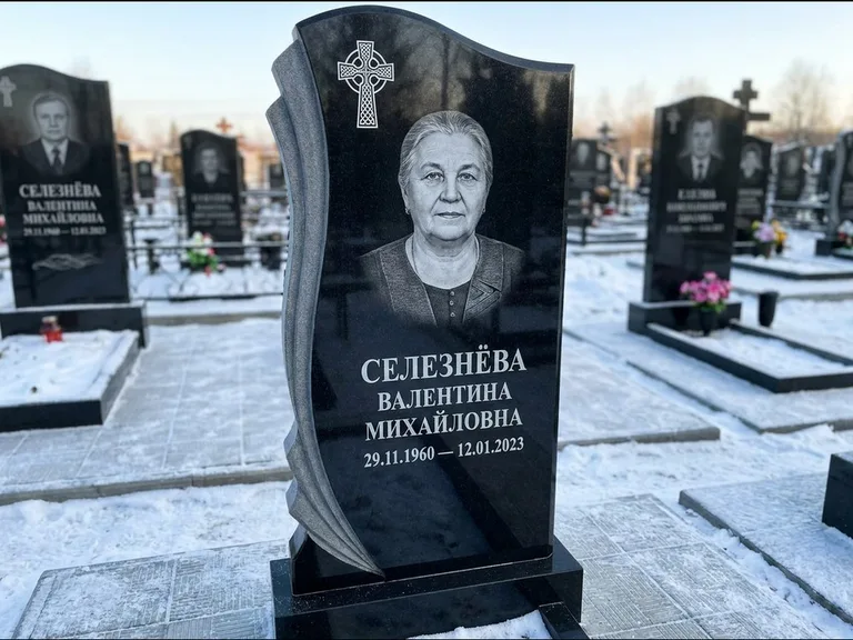 Памятник из чёрного гранита — восьмигранный обелиск с кельтским крестом, работа «Некрасова» в Южно-Сахалинске