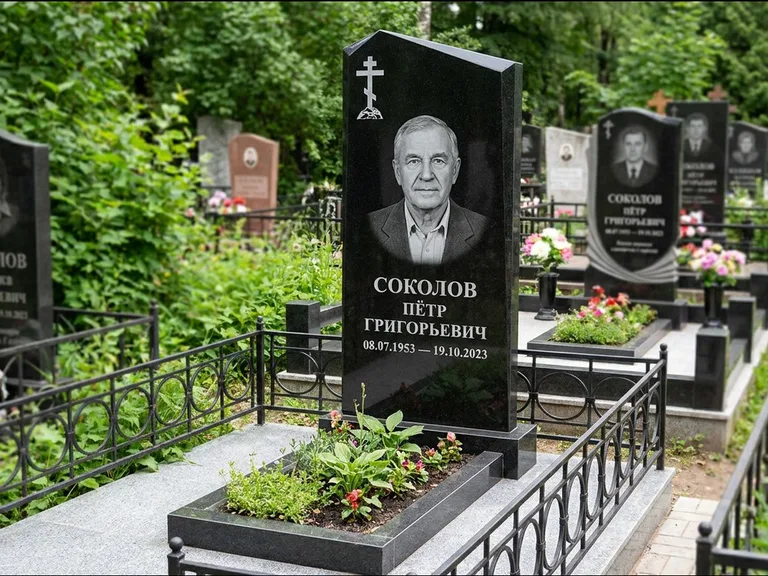 Памятник из чёрного гранита — полукруглая стела с крестом на Голгофе, работа «Журавлёв» в Южно-Сахалинске