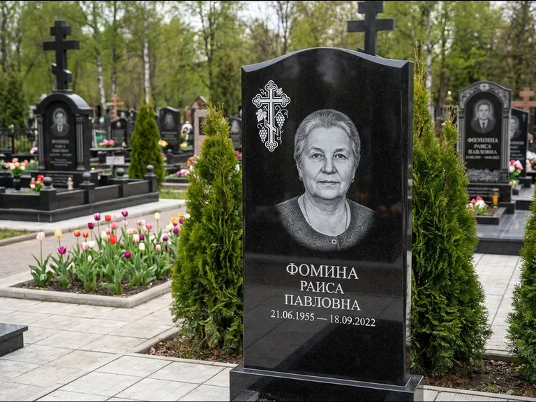 Памятник из чёрного гранита — двухцветная стела с крестом с распятием, работа «Одинцова» в Южно-Сахалинске
