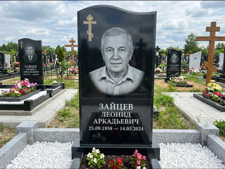 Памятник из чёрного гранита — горизонтальная семейная стела с аркой с процветшим крестом с виноградной лозой, работа «Верещагин» в Южно-Сахалинске