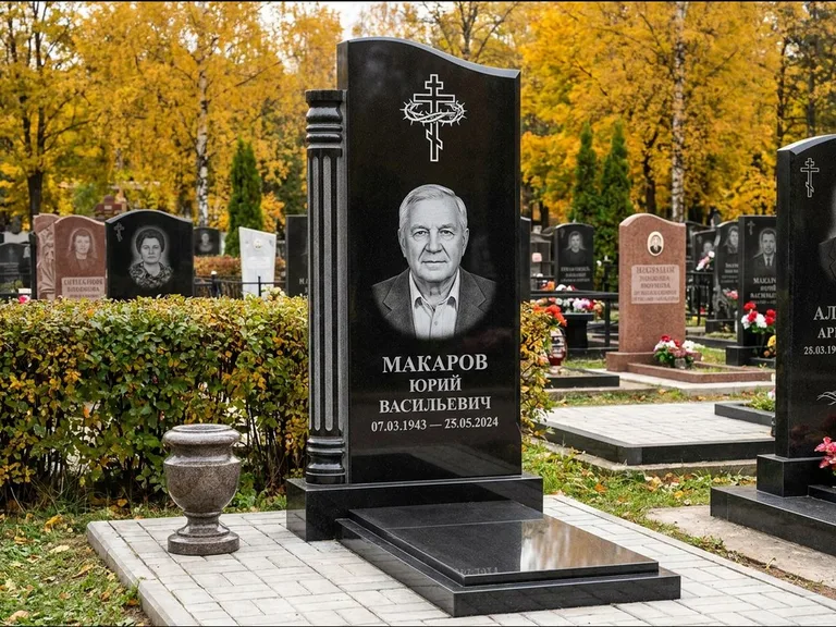 Памятник из чёрного гранита — асимметричная стела с крестом с рушником, работа «Панкратов» в Южно-Сахалинске