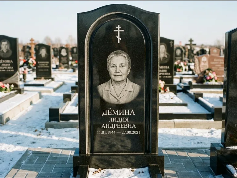 Памятник из чёрного гранита — стела-триптих с крестом с терновым венцом, работа «Ерофеева» в Южно-Сахалинске