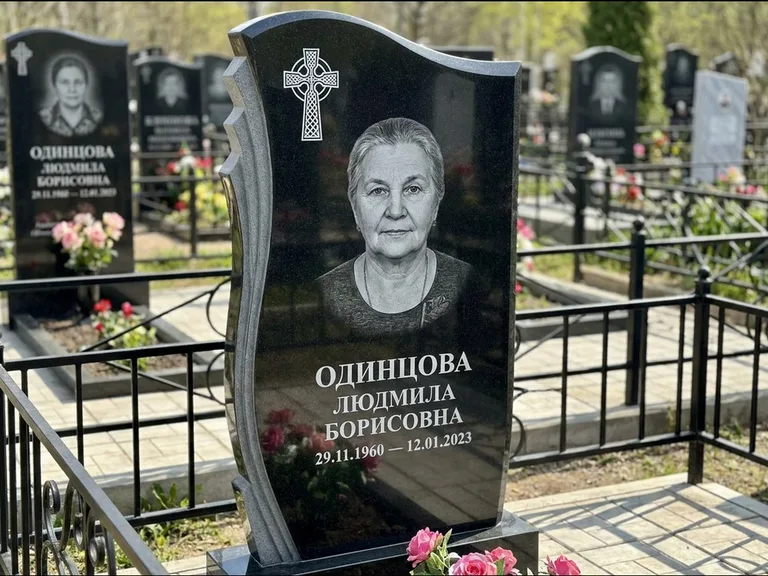 Памятник из чёрного гранита — стела с портретным овалом с кельтским крестом, работа «Савельева» в Южно-Сахалинске