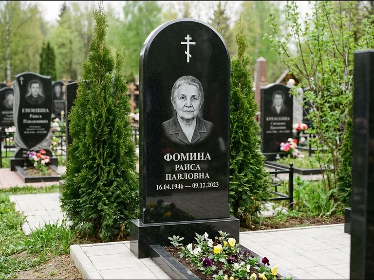 Памятник из чёрного гранита — вертикальная стела с латинским крестом, работа «Некрасова» в Южно-Сахалинске