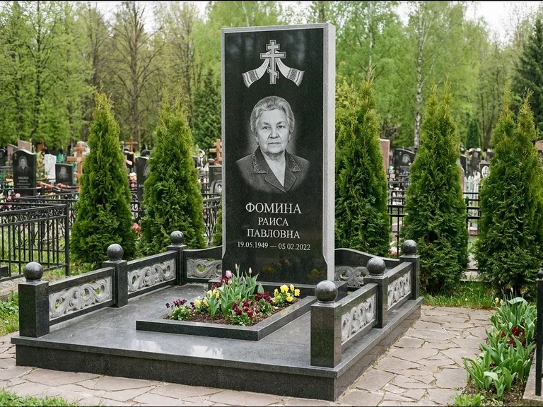 Памятник из чёрного гранита — семейный мемориал с ажурным резным крестом, работа «Мельникова» в Южно-Сахалинске