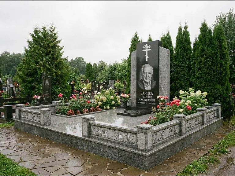 Памятник из чёрного гранита — стела с двумя портретами с крестом с рушником, работа «Богданов» в Южно-Сахалинске